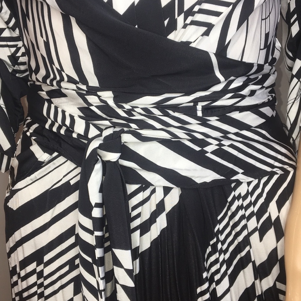 BCBG Wrap Dress V-Neck Full Back Mid Sleeves - Picture 4 of 12